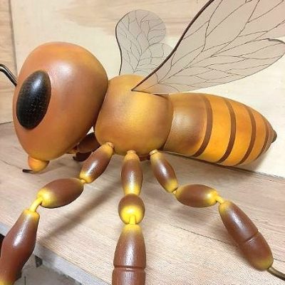 Abeille en bois de sapin blanc contre-collé, chêne, plexiglas et acier