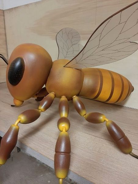 Abeille en bois de sapin blanc contre-collé, chêne, plexiglas et acier