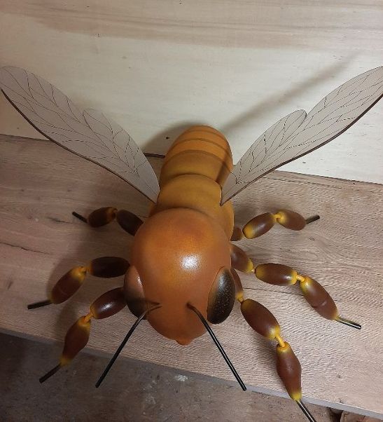 Abeille en bois de sapin blanc contre-collé, chêne, plexiglas et acier – Image 3