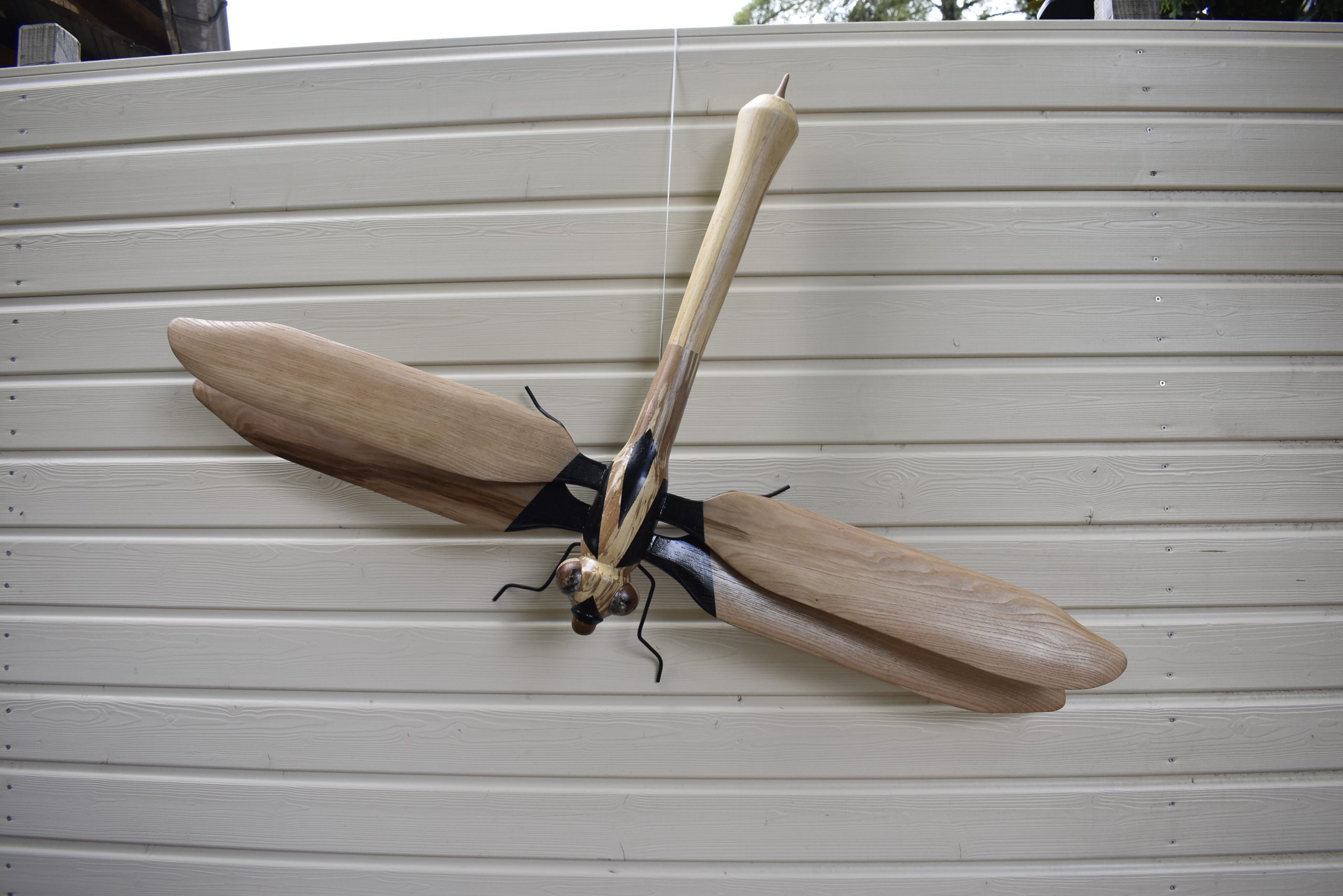 Libellule en bois de hêtre échauffé et châtaignier – Image 5
