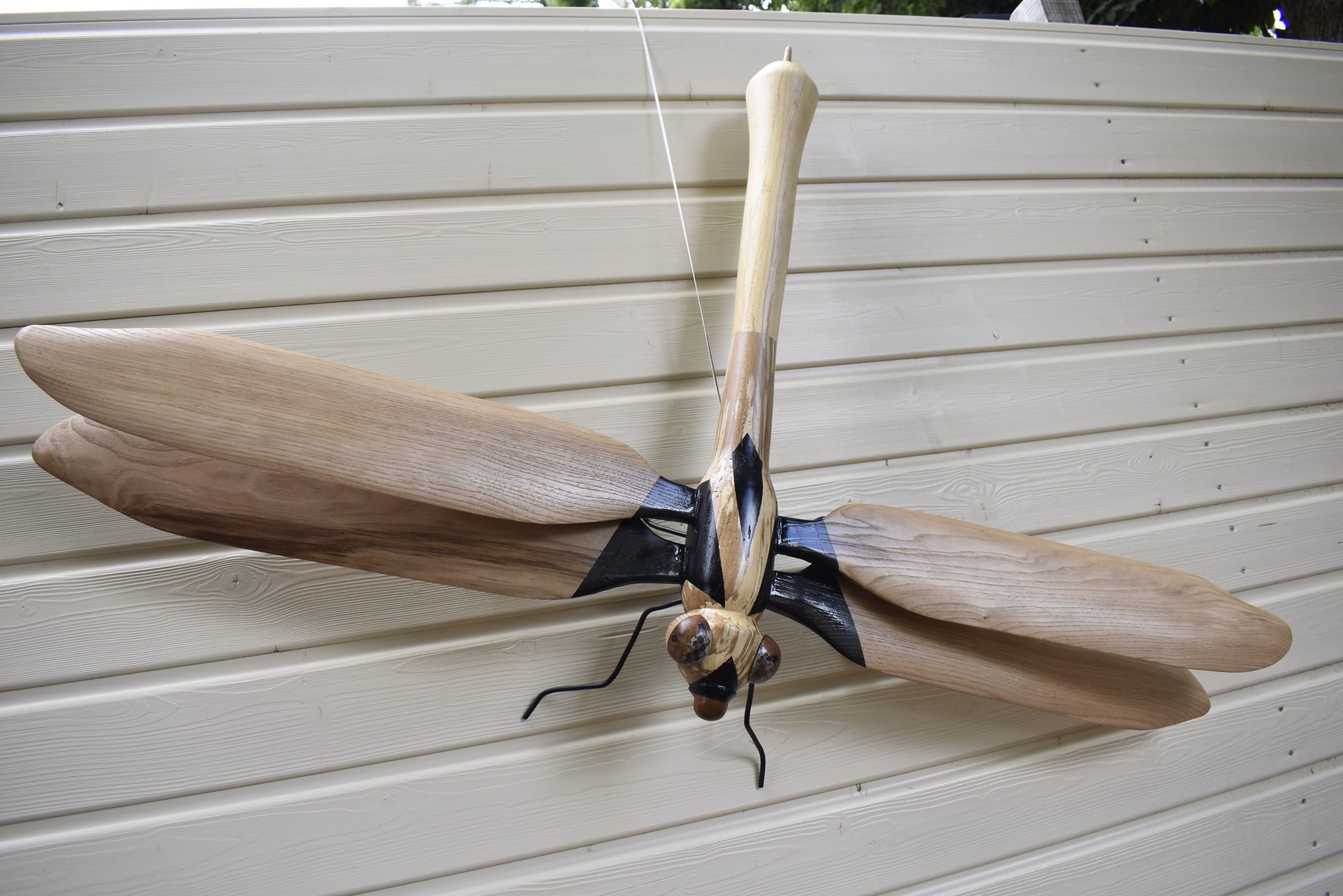 Libellule en bois de hêtre échauffé et châtaignier – Image 2