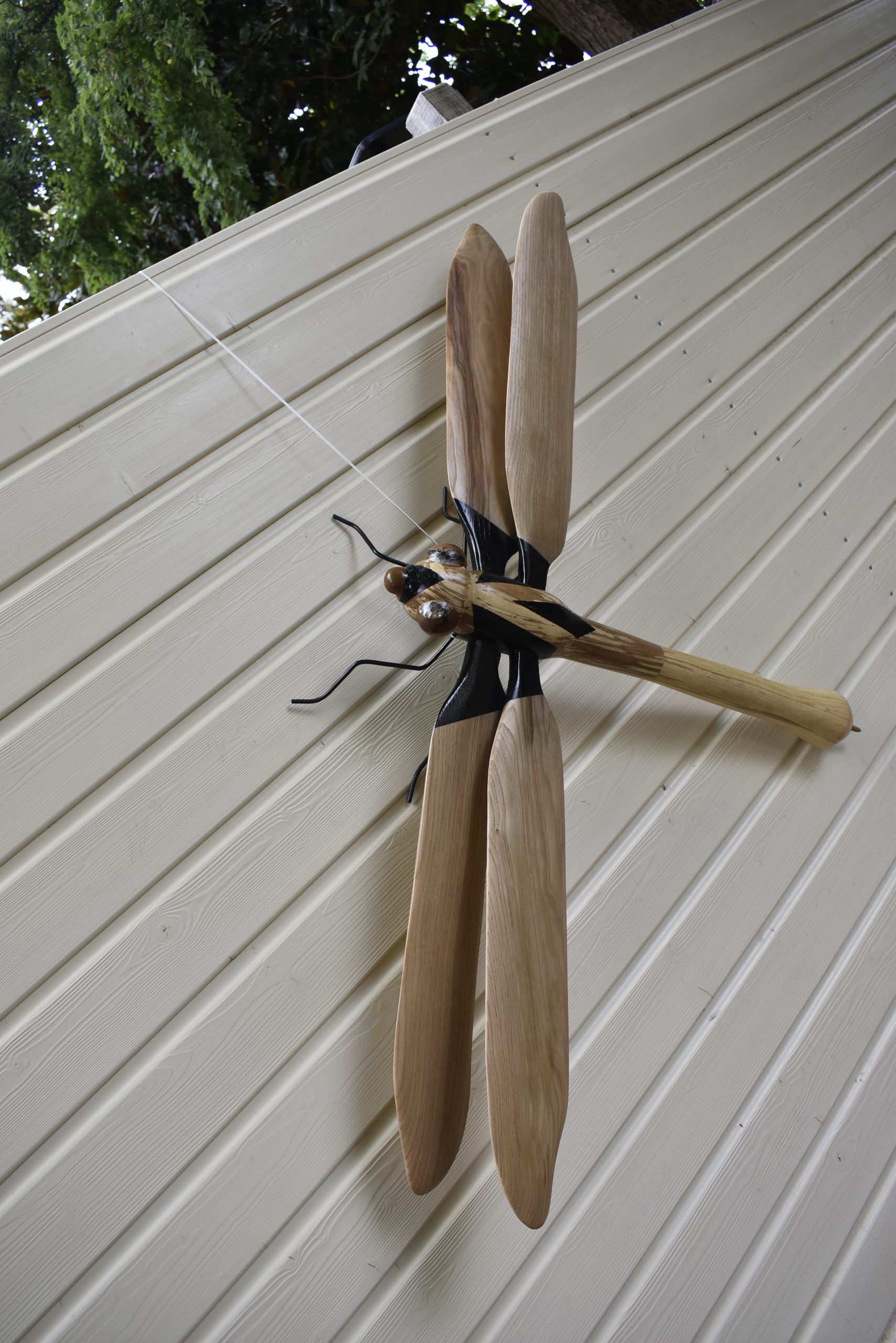 Libellule en bois de hêtre échauffé et châtaignier – Image 3
